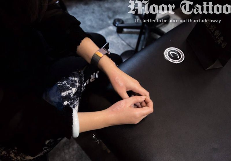 白色字母纹身图片