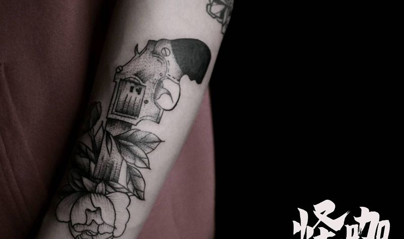 枪花纹身图片