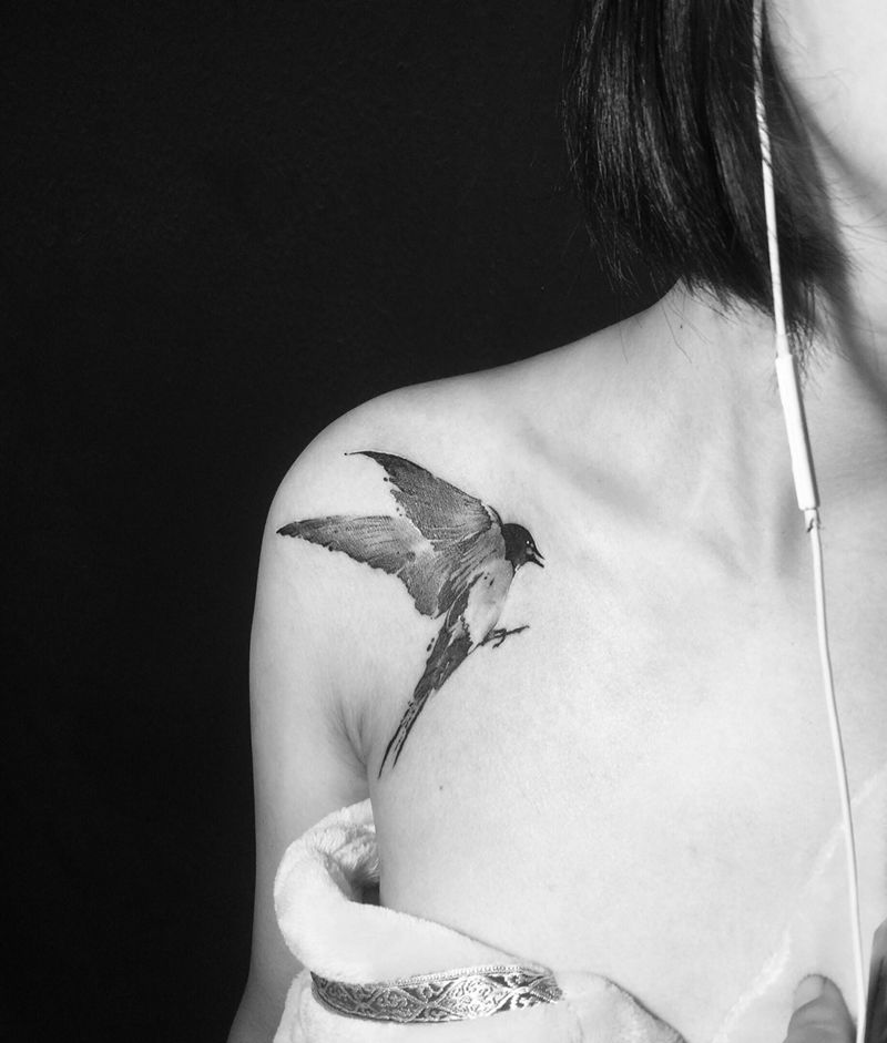 泼墨小燕子纹身图片_肩部成品国画动物纹身图案