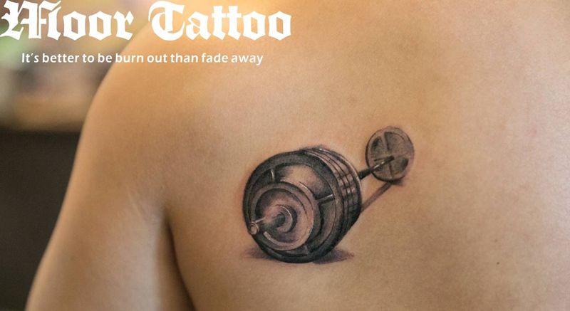 杠铃纹身图片_肩部写实成品纹身图案