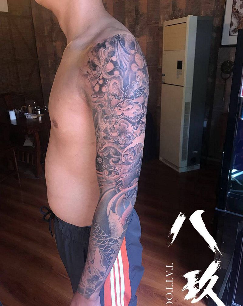 唐狮鲤鱼花臂纹身图片