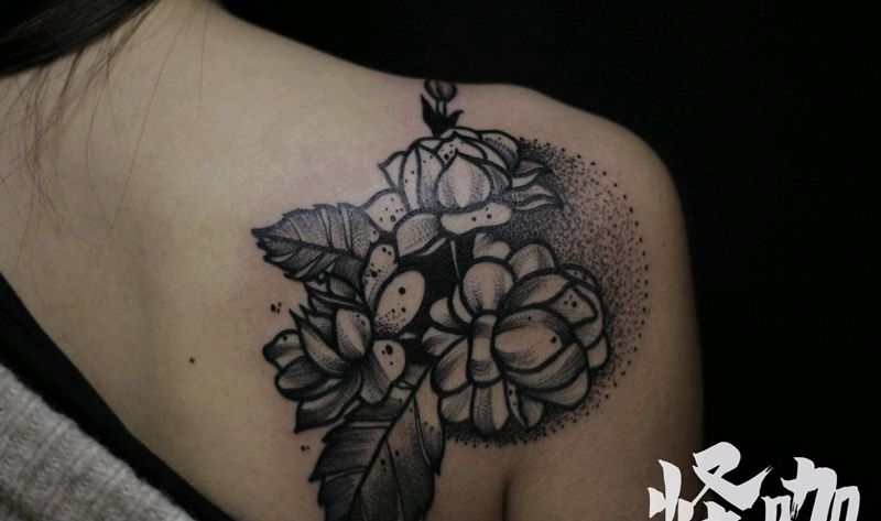 后肩花纹身图片