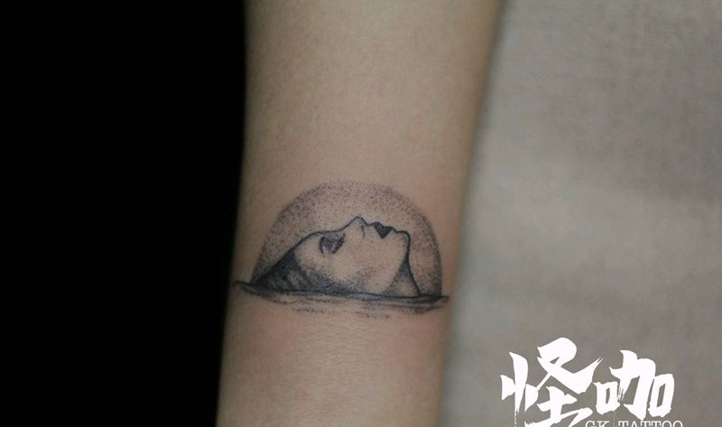 小点刺人脸纹身图片