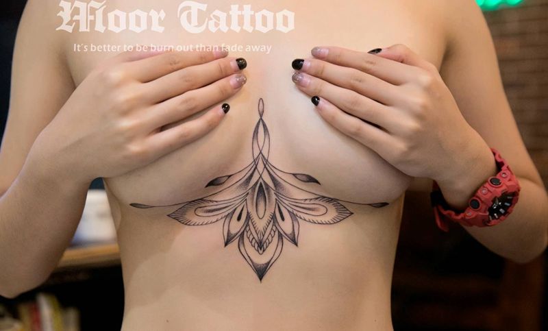 胸帘纹身图片_胸部纹身图案