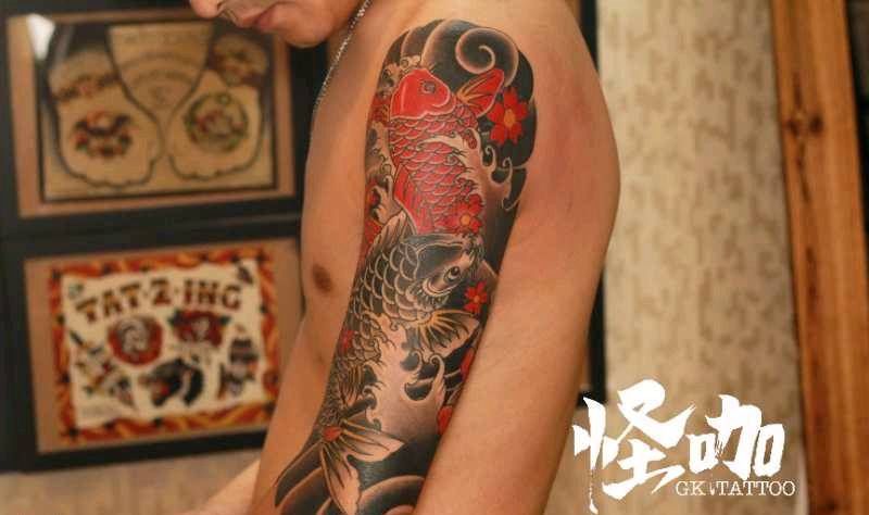 传统鲤鱼日式板雾纹身图片_手臂老传统纹身图案