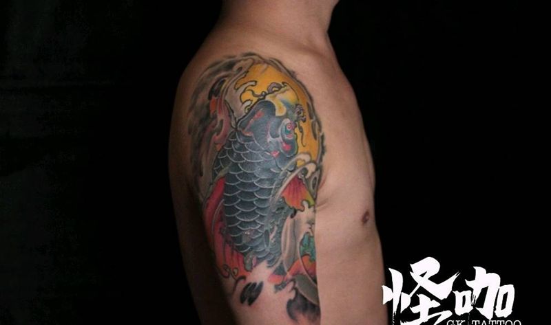 传统鲤鱼纹身图片_手臂新传统纹身图案