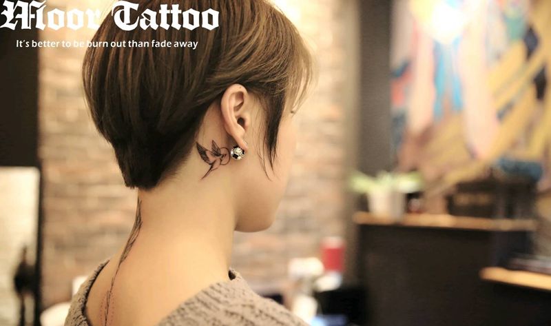 小鸟纹身图片_颈部清新动物成品纹身图案