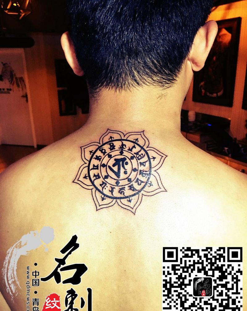 根据客人要求设计纹身图片