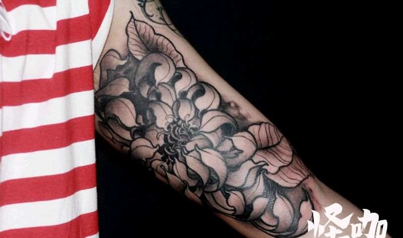 传统黑灰牡丹纹身图片_手臂新传统纹身图案