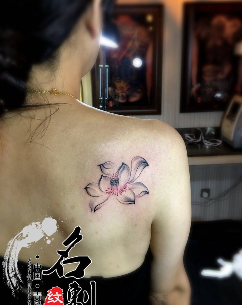 荷花纹身图片_肩部传统植物纹身图案