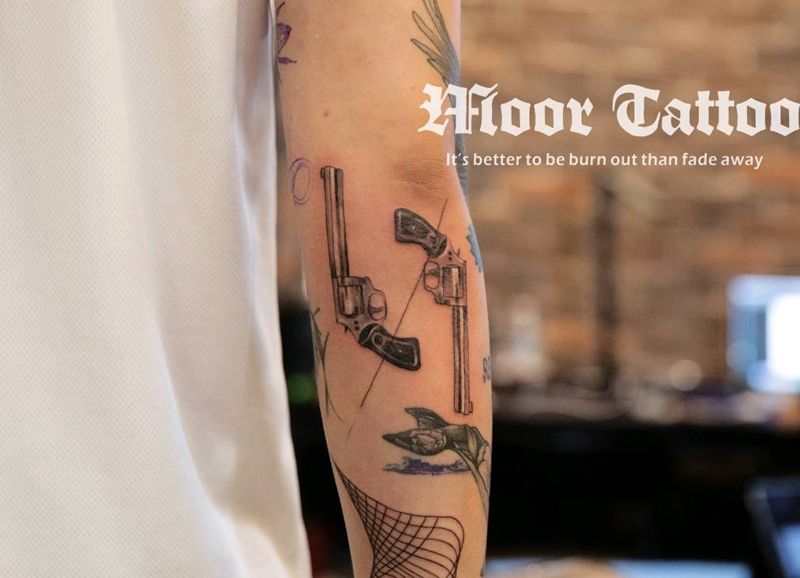 手枪纹身图片_手臂纹身图案