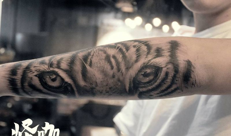 虎视眈眈纹身图片_手臂欧美写实纹身图案