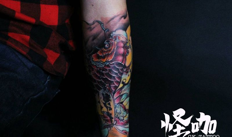 彩色鲤鱼纹身图片