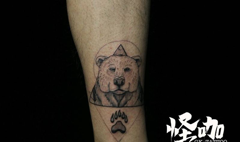 呆熊纹身图片_腿部几何纹身图案