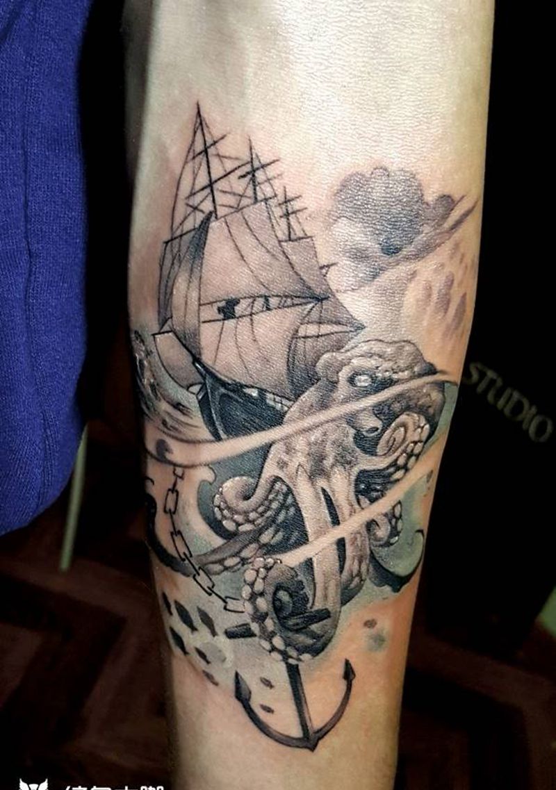 章鱼闹海纹身图片_手臂欧美动物彩色成品纹身图案