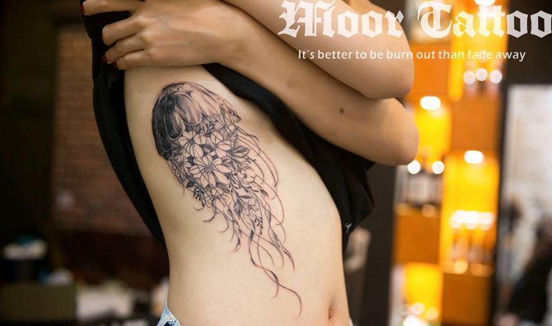 水母纹身图片_腰部清新植物成品纹身图案