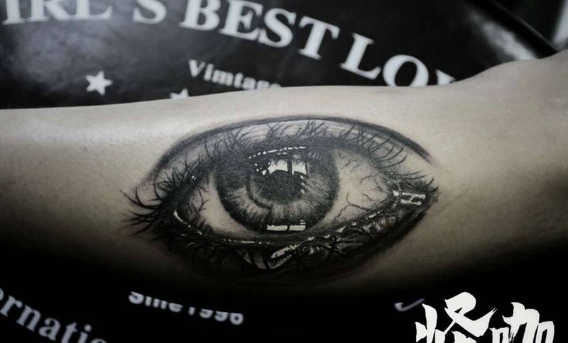 大眼睛纹身图片
