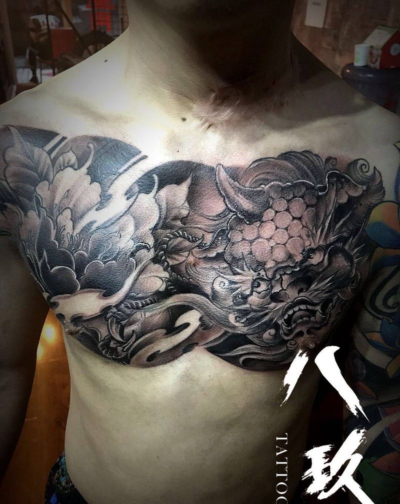 唐狮花胸纹身图片