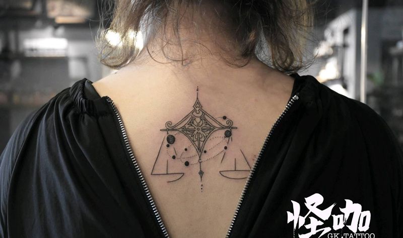 天秤座♎️纹身图片_背部几何纹身图案
