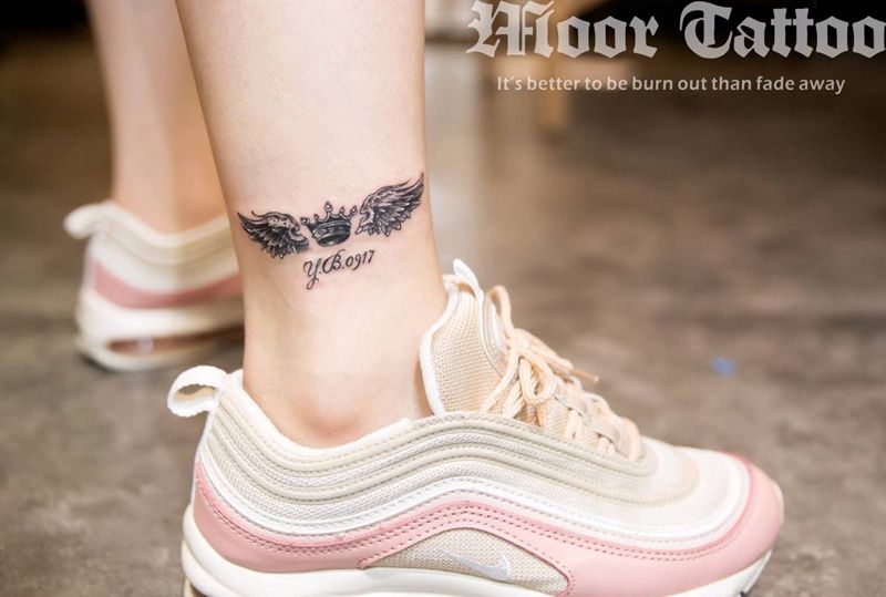 皇冠翅膀纹身图片_腿部清新成品纹身图案