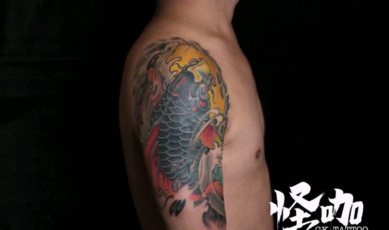 大臂鲤鱼纹身图片