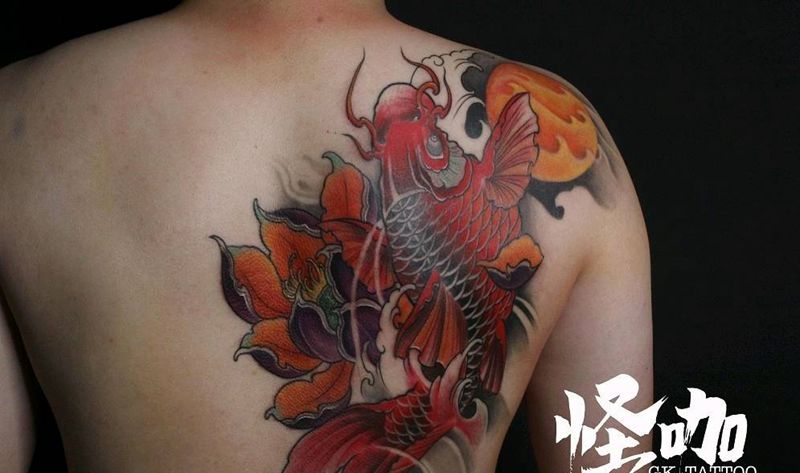 新传统--鲤鱼纹身图片_肩部背部新传统纹身图案