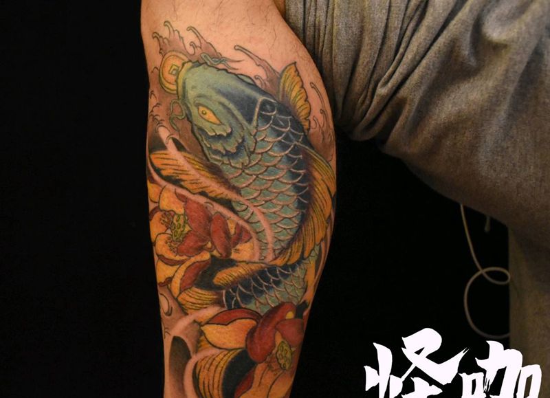 彩色鲤鱼纹身图片