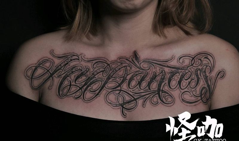 原创花体字花胸纹身图片_胸部花体字纹身图案