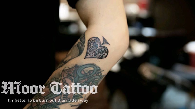 黑桃纹身图片_手臂成品纹身图案