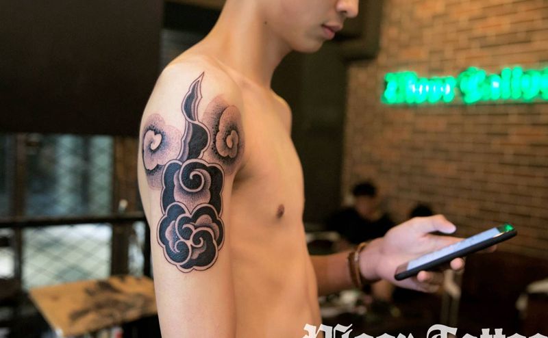 点刺祥云纹身图片_手臂成品纹身图案