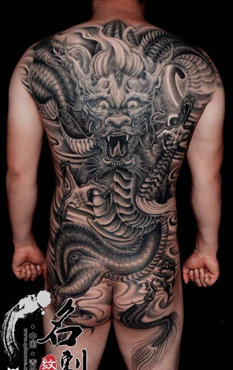满背龙纹身图片