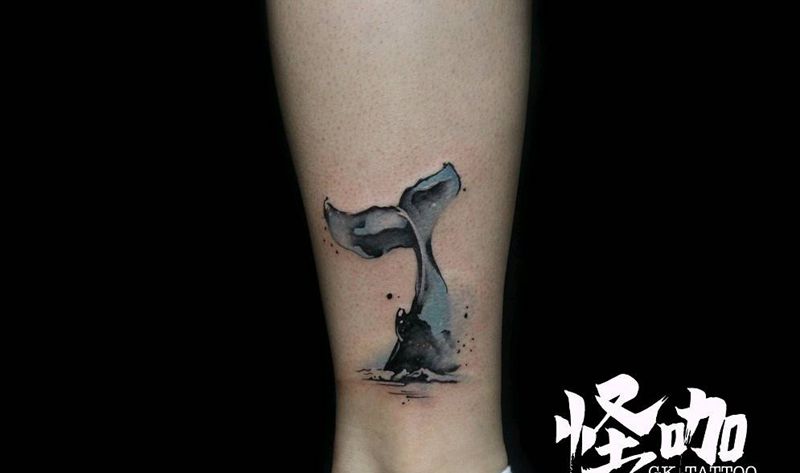 水墨鲸尾-入水纹身图片_脚部水墨纹身图案