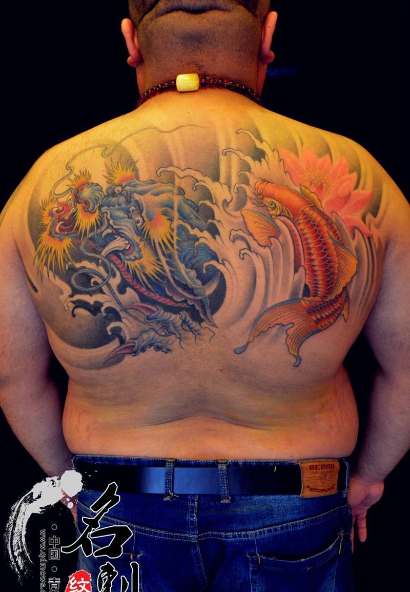 鱼化龙纹身图片_动物原创传统欧美背部成品纹身图案