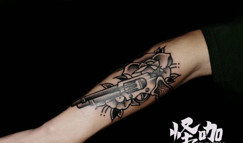 枪花纹身图片