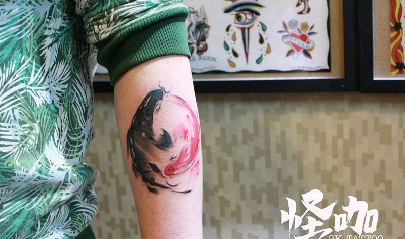 双鱼-阴阳-水墨纹身图片_手臂水墨纹身图案