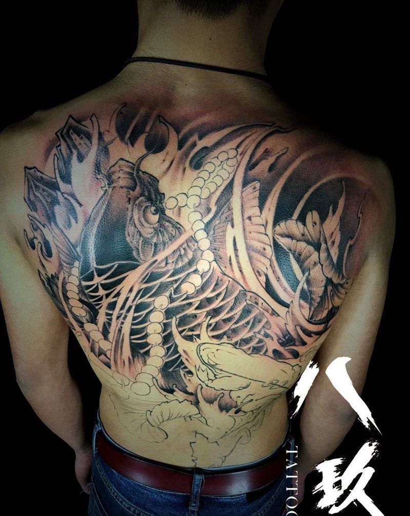 满背鲤鱼纹身图片