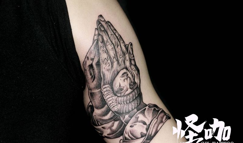 愿祈祷之手为你带来好运纹身图片_手臂欧美写实纹身图案