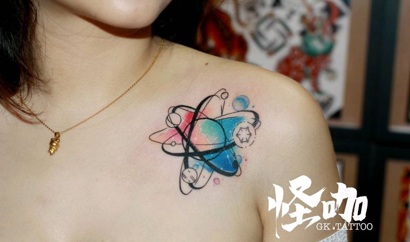 反转星球纹身图片_肩部水彩纹身图案