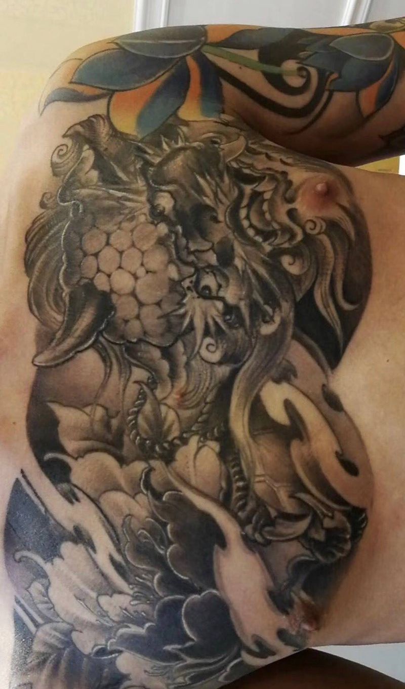 唐狮花胸纹身图片