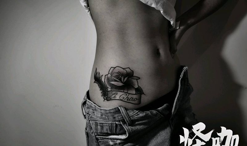 玫瑰与哥特纹身图片