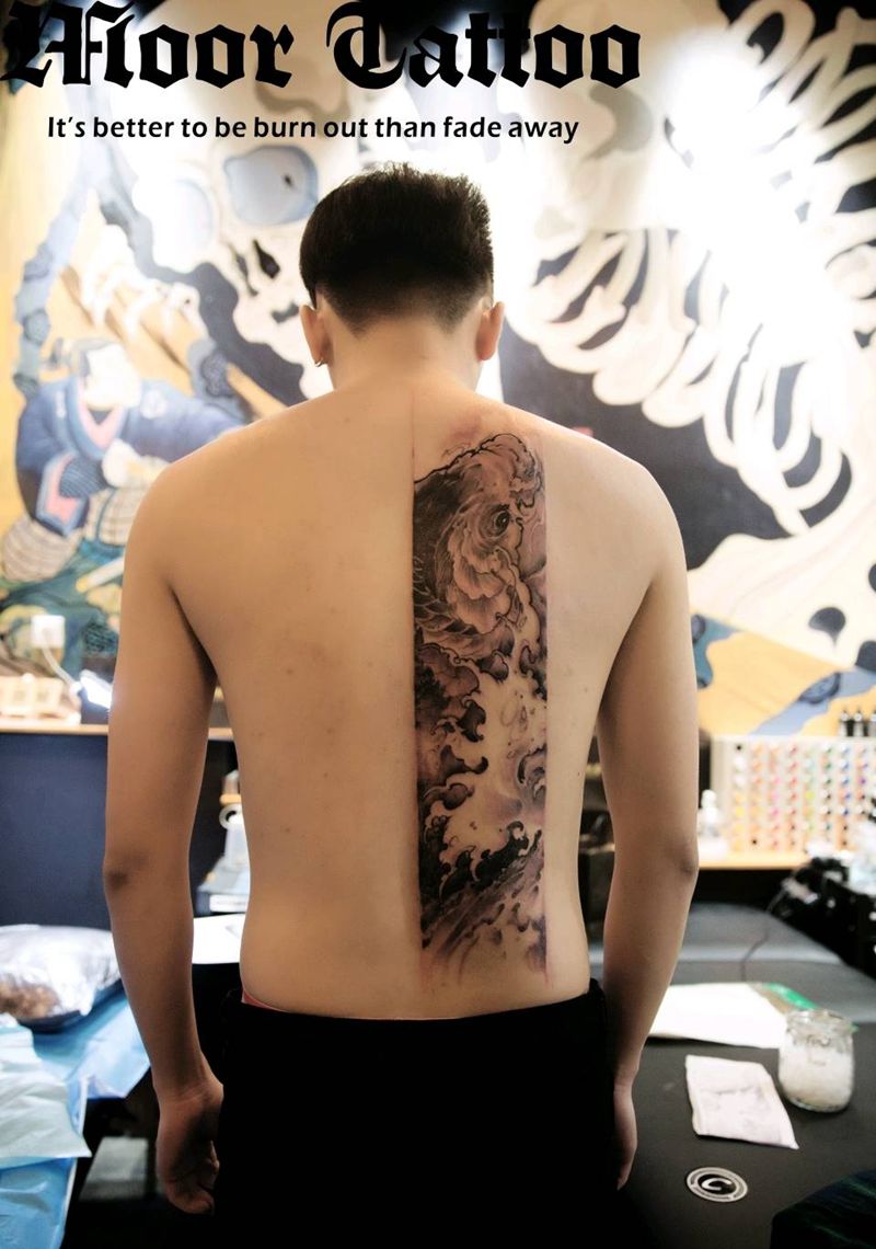 鲤鱼纹身图片_背部传统动物成品纹身图案