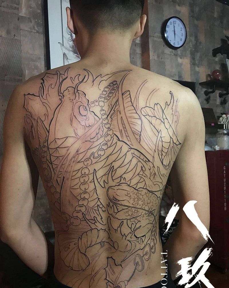满背鲤鱼纹身图片