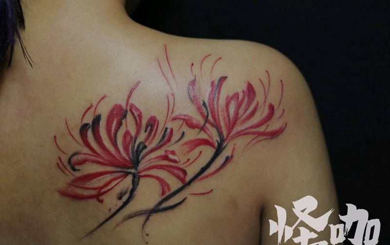 彩色后肩花纹身图片