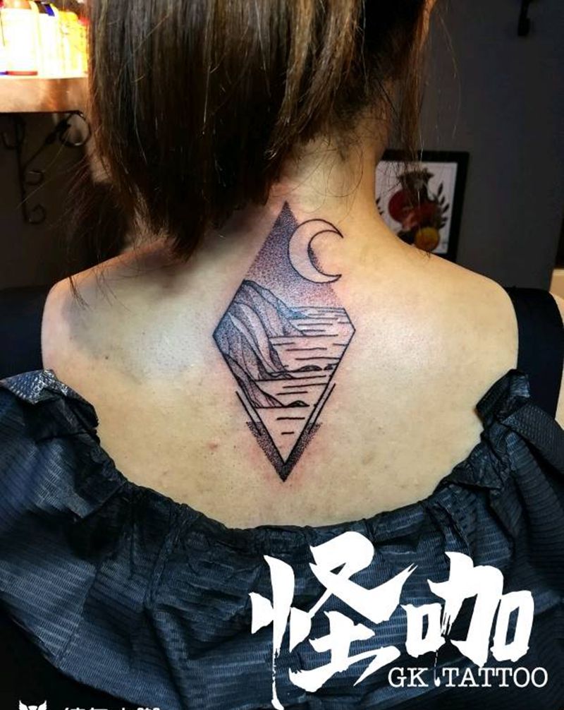 后颈纹身图片