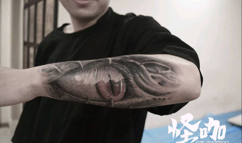 注视凝望着你纹身图片_手臂欧美写实纹身图案