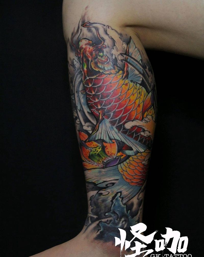 新传统小腿鲤鱼纹身图片_腿部新传统纹身图案