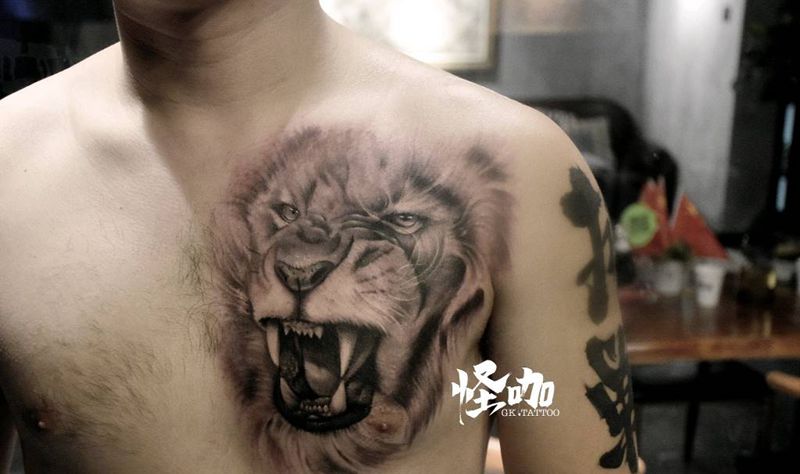 写实狮子纹身图片_胸部纹身图案