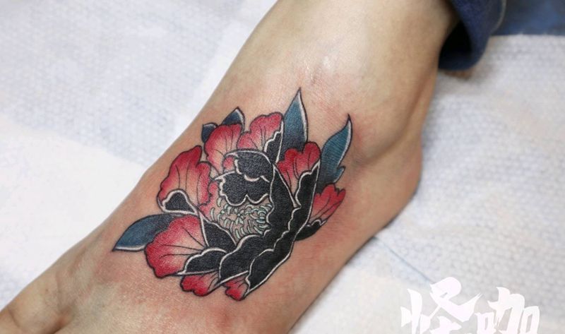 莲花纹身图片_脚部新传统纹身图案