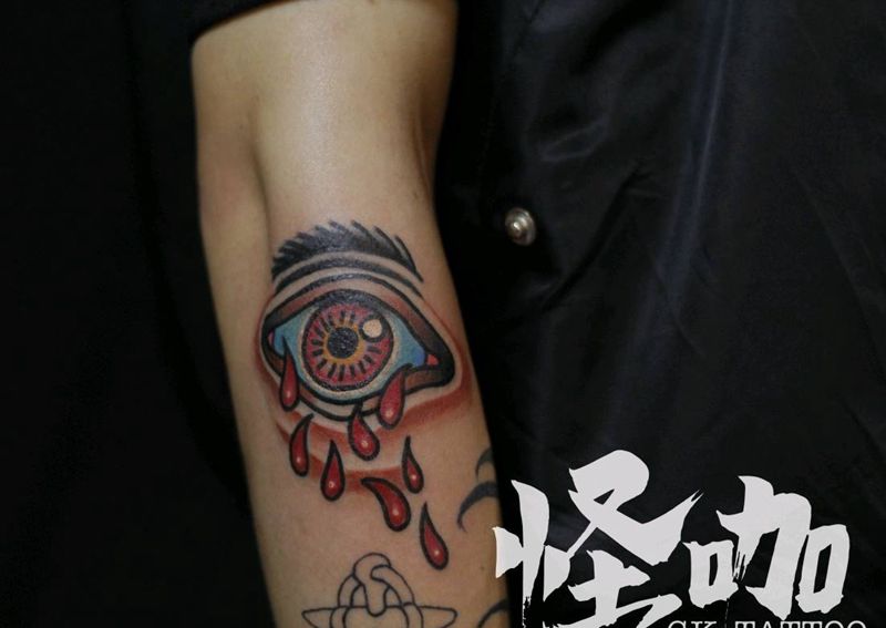 school经典泪眼纹身图片