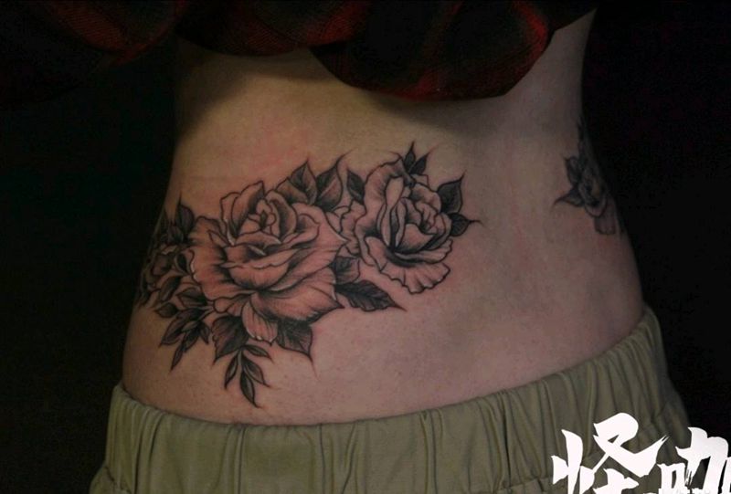 腰间玫瑰纹身图片_腰部纹身图案
